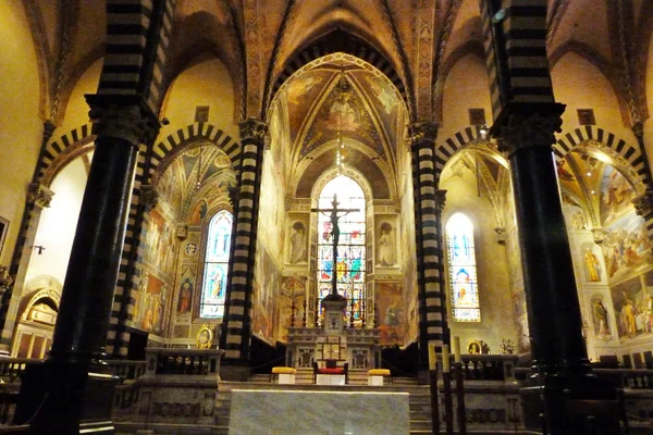 Interiér katedrály prato, Toskánsko, Itálie — Stock fotografie