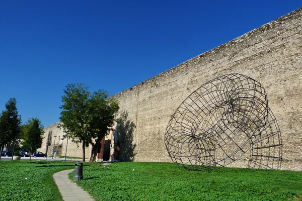 Starobylé zdi prato s památníkem mazzocchio, Toskánsko, Itálie — Stock fotografie