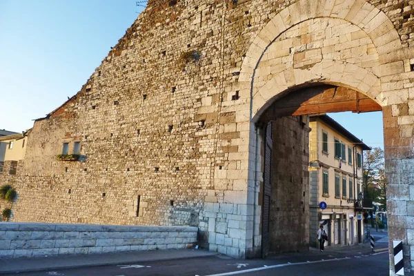 Brána mercatale, prato, Toskánsko, Itálie — Stock fotografie