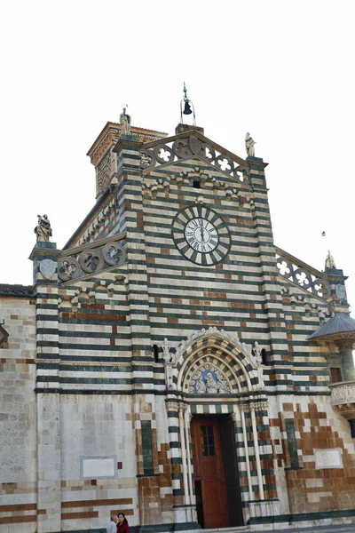 Gevel van de kathedraal van prato, Toscane, Italië — Stockfoto