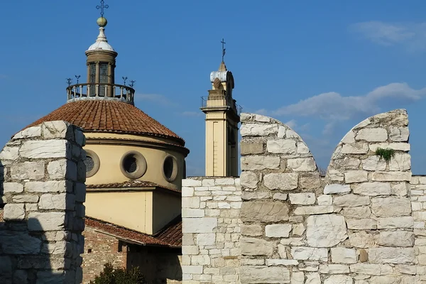 Detalhe da Basílica de Santa Maria delle Carceri e do Castelo do Imperador, Prato, Toscana, Itália — Fotografia de Stock