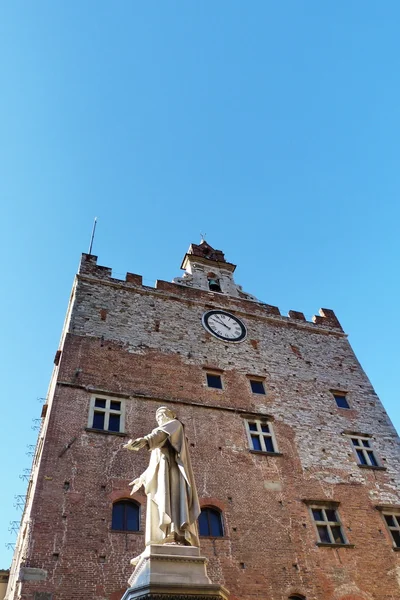 Palazzo pretorio och staty av francesco di marco datini, prato, Toscana, Italien — Stockfoto