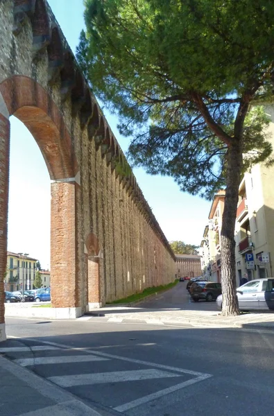 プラート、トスカーナ、イタリアの古代の壁 — ストック写真