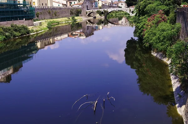 O rio Bisenzio em Prato, Toscana, Itália — Fotografia de Stock