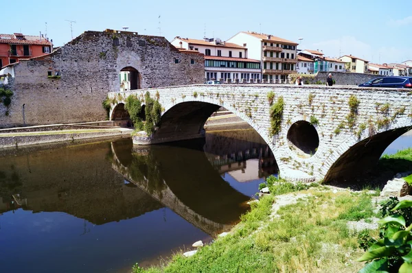 Мост Меркатале, Прато, Тоскана, Италия — стоковое фото