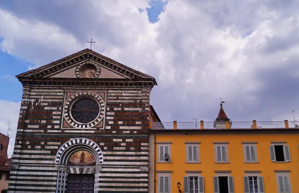 Franciszka Kościoła, prato, Toskania, Włochy — Zdjęcie stockowe