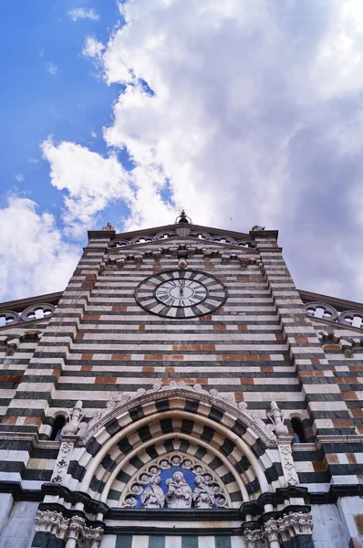 Fasaden av katedralen i prato, Toscana, Italien — Stockfoto