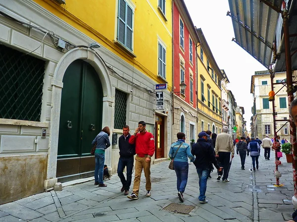 Una calle en el centro de Sarzana, Liguria, Italia —  Fotos de Stock