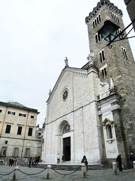 Itálie, sarzana, fasáda katedrály — Stock fotografie