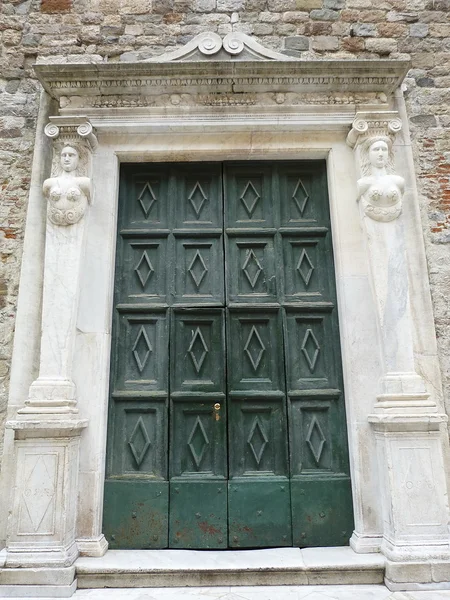 Italien, sarzana, portal der pfarrei st andrew — Stockfoto