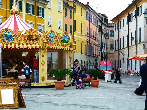 Carrossel na praça Giacomo Matteotti em Sarzana, Ligúria, Itália — Fotografia de Stock