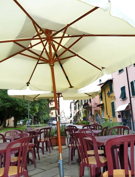 Paraguas y mesas en una plaza en Sarzana, Liguria, Italia —  Fotos de Stock