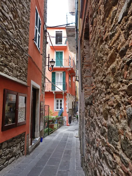 Rua típica de Corniglia, Cinque Terre, Ligúria, Itália — Fotografia de Stock
