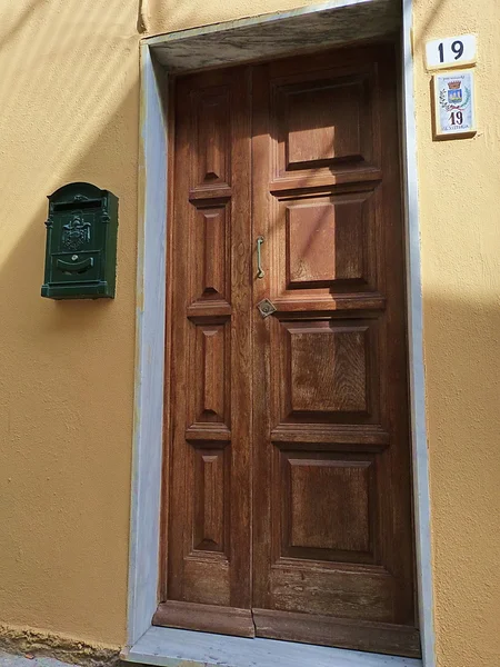 Typische tür in portovenere, ligurien, italien — Stockfoto