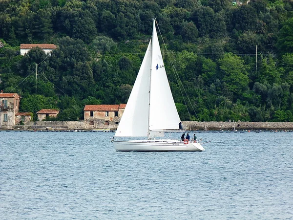 Barco en la bahía de Portovenere, Liguria, Italia —  Fotos de Stock