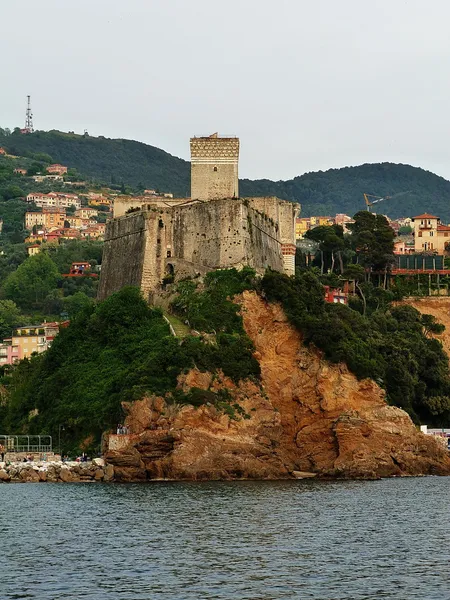 Slottet av lerici på solnedgången, Ligurien, Italien — Stockfoto