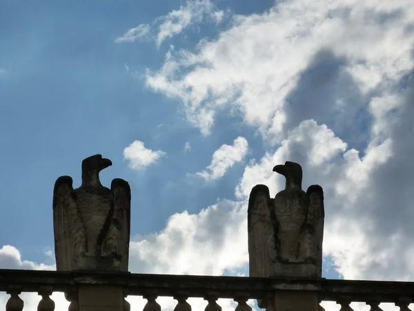 Statue in pietra del Gargoyle barocco Hotel des Monnaies ad Avignone, Francia — Foto Stock