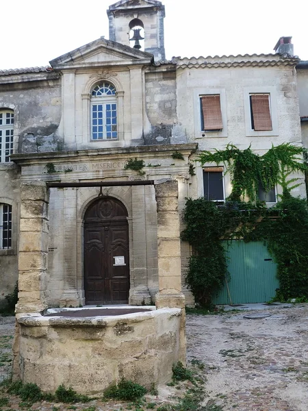 Typické nádvoří v villeneuve lez avignon, Francie — Stock fotografie