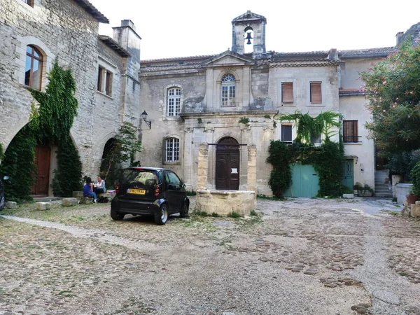 Typowe dziedziniec w villeneuve lez avignon, Francja — Zdjęcie stockowe