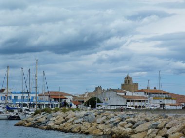notre dame de la mer St Kilisesi'nin çan kulesi manzarasına maries de la mer, camargue, Fransa
