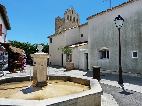 En fontän nära kyrkan notre dame de la mer i st maries de la mer, camargue, Frankrike — Stockfoto