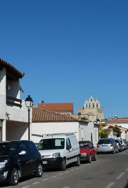 Vista da una strada del campanile della chiesa di Notre Dame de la Mer a St Maries de la Mer, Camargue, Francia — Foto Stock