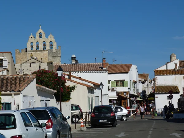 Vue depuis une rue du clocher de l'église Notre Dame de la Mer à St Maries de la Mer, Camargue, France — Photo