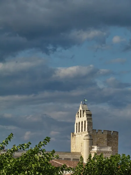 ノートルダム ノートルダム ・ ド ・ ラメール st の教会の鐘タワーのビュー サントマリー ・ ド ・ ラメール、カマルグ、フランス — ストック写真