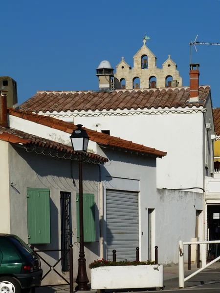 Widok z ulicy dzwonowej wieży kościoła notre dame de la mer w st maries de la mer, camargue, Francja — Zdjęcie stockowe