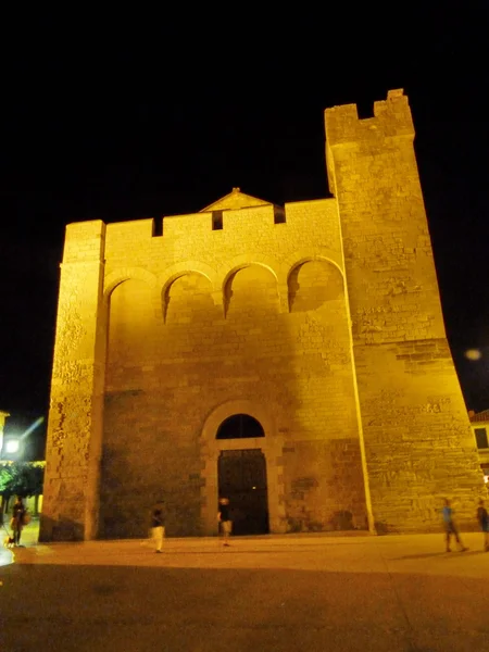 Iglesia de Notre Dame de la Mer en St Maries de la Mer de noche, Camargue, Francia —  Fotos de Stock