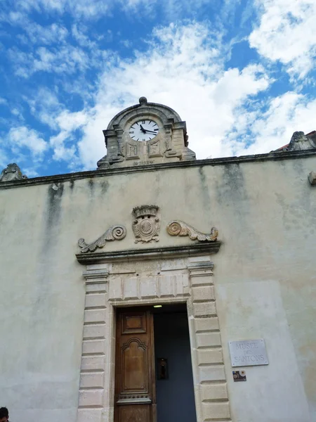 En kyrka i byn av baux, provence, Frankrike — Stockfoto