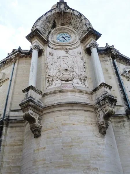 Detail van een paleis in de buurt van het amfitheater in Nîmes, Frankrijk — Stockfoto