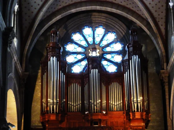 Órgano dentro de la iglesia de San Pablo en Nimes, Francia — Foto de Stock