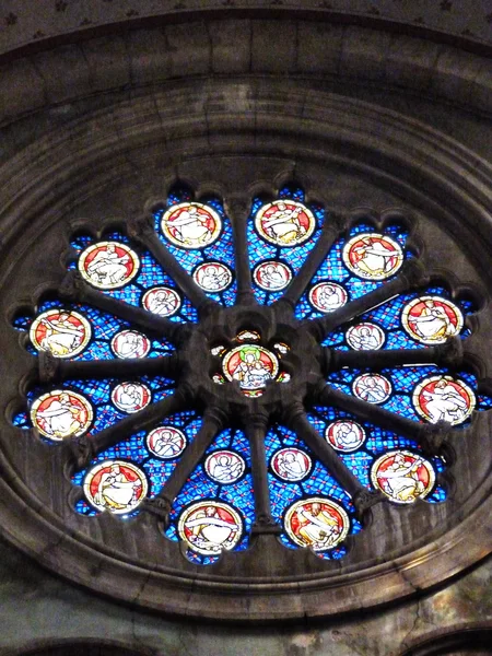 Vidrieras dentro de la iglesia de San Pablo en Nimes, Francia — Foto de Stock