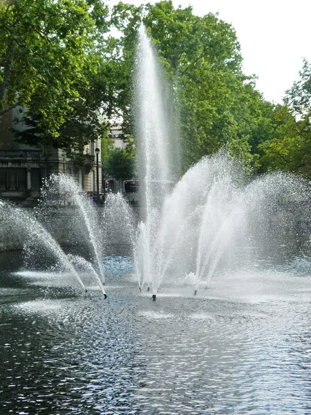 Fontän i nimes, Frankrike — Stockfoto