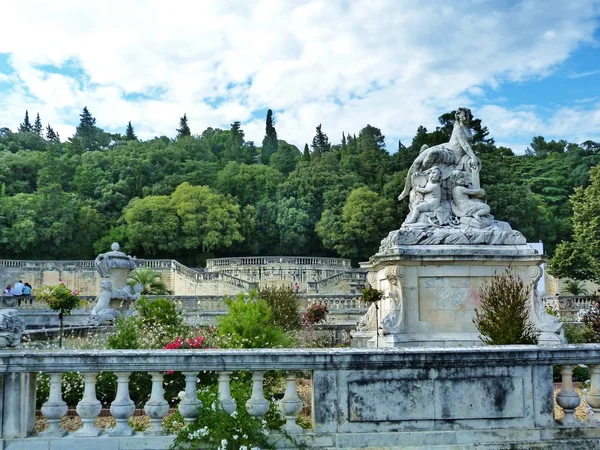 Basen w parku jardin de la fontaine, nimes, Francja — Zdjęcie stockowe