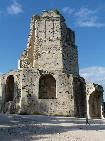 Magne Zwiedzanie zabytkowej wieży w nimes, Francja — Zdjęcie stockowe
