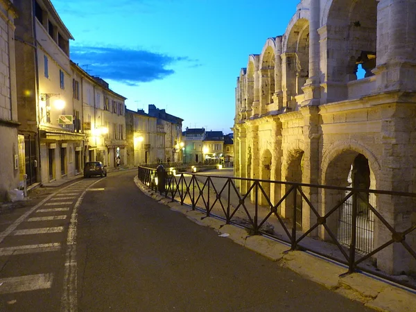 Vista de Arles de noche, Francia — Foto de Stock