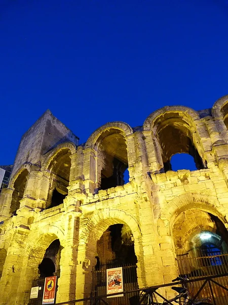 Vista de Arles de noche, Francia — Foto de Stock
