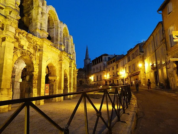 Blick auf Arles bei Nacht, Frankreich — Stockfoto