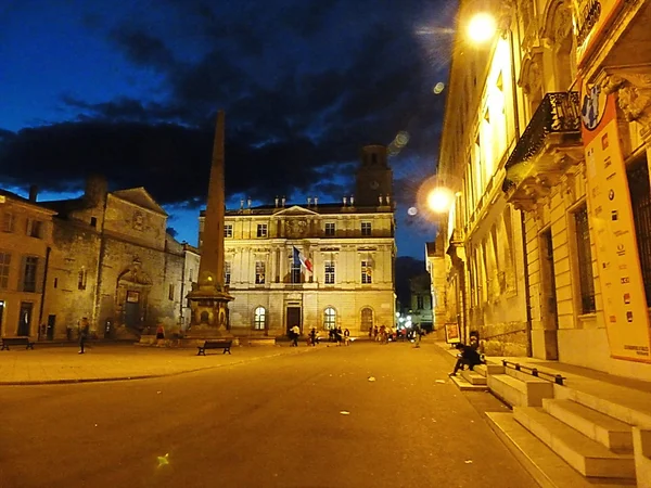 夜、プロヴァンスにアルルの市庁舎広場フランス — ストック写真