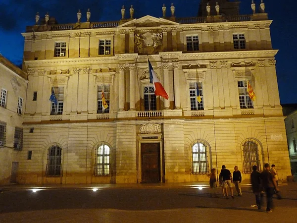 Hala z arles, v noci, provence Francie — Stock fotografie