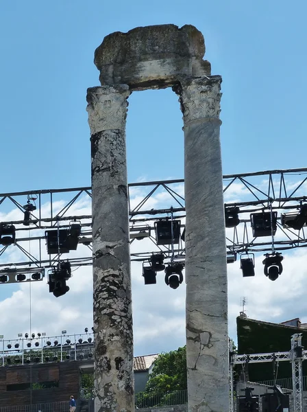 Columnas del teatro romano en Arles, Francia — Foto de Stock