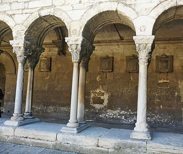 Chiostro della chiesa di Saint Trophime, Arles, Francia — Foto Stock