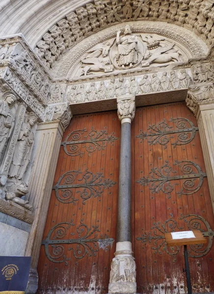 Inngangsdør til kirken Saint Trophime, Arles, Frankrike – stockfoto
