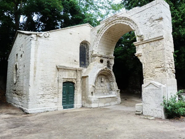 Arles alyscamps rzymskiego cmentarza, Prowansja, Francja — Zdjęcie stockowe