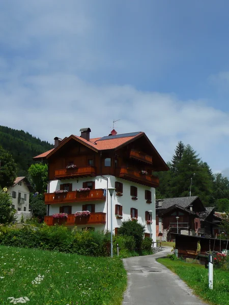 Maison typique de Pejo, Trentino, Italie — Photo