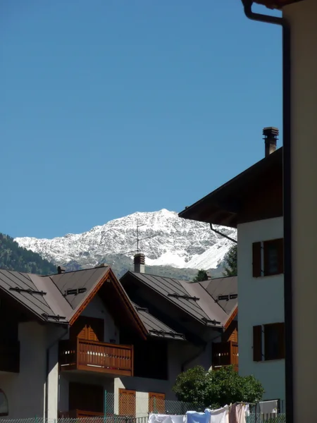 Casa típica de Pejo, Trentino, Italia — Foto de Stock