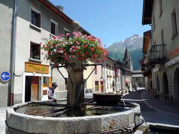 Ulice aussois, francouzský savoy — Stock fotografie