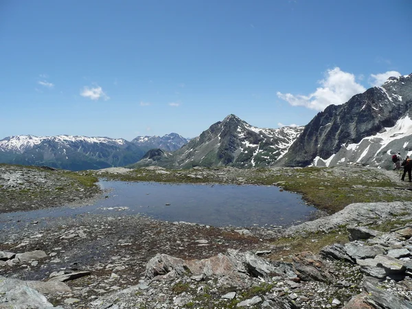 Jezero ve francouzských Savojských Alpách — Stock fotografie
